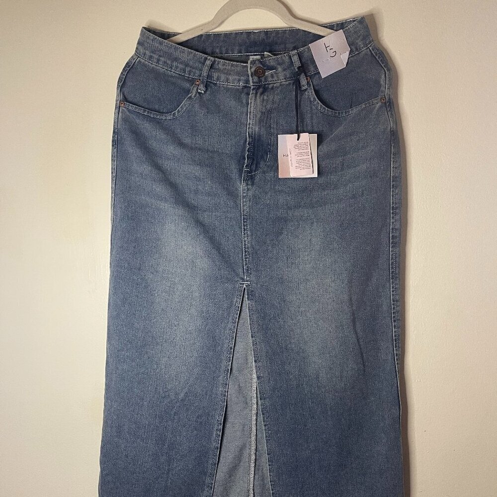 Vintage-Inspired Rewash High-Waist Maxi Skirt with Front Slit & Frayed Hem. - Picture 2 of 8